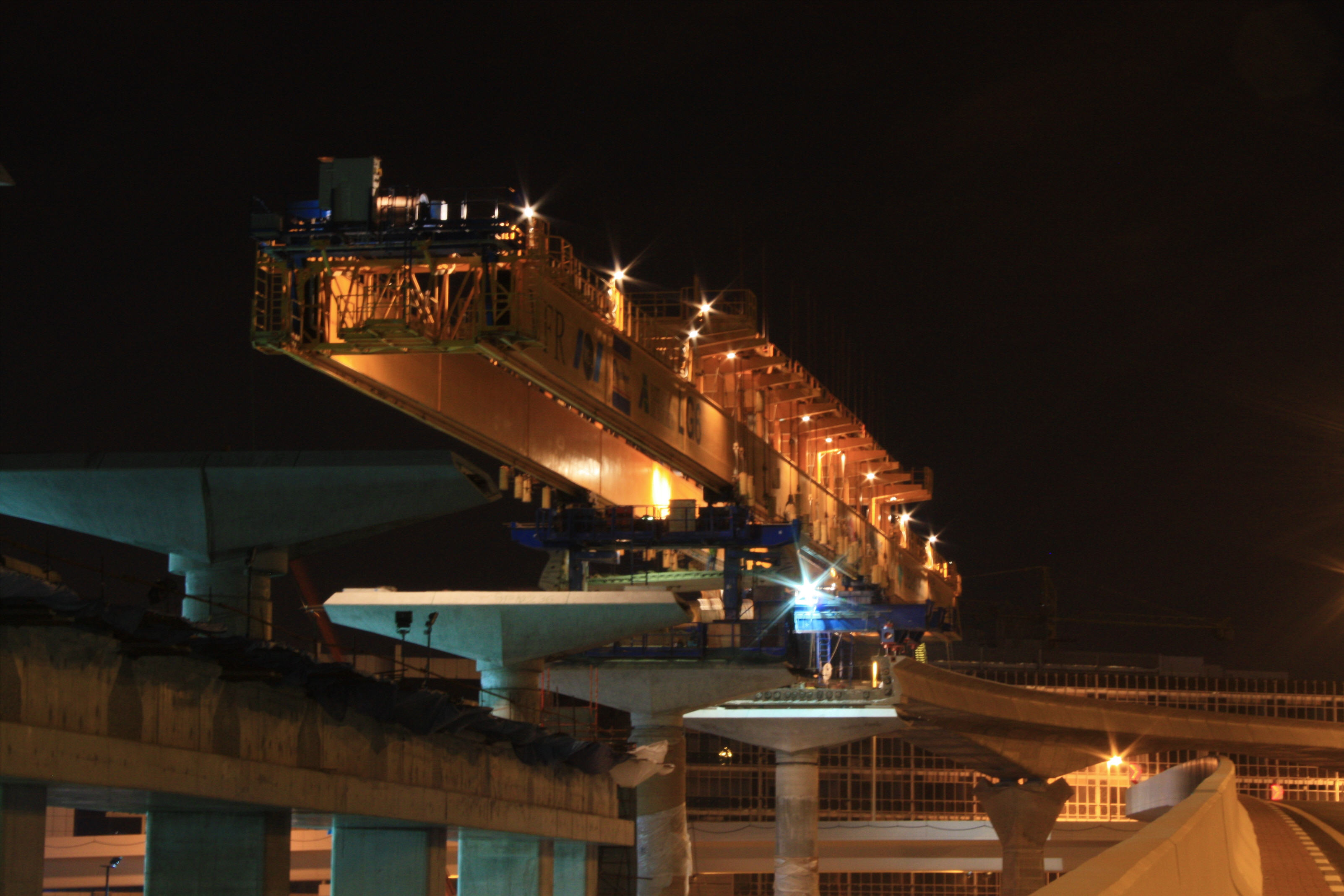 Launching Gantry on the move 'Dubai Metro Project' UAE klick to enlarge