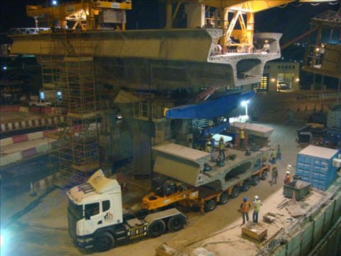 Lifting Segments from the trailer'Dubai Metro Project' UAE klick to enlarge
