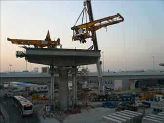 Lifting the special Lifting Frame on the Pier-Table 'Balanced Cantilever Dubai Metro Project' UAE klick to enlarge