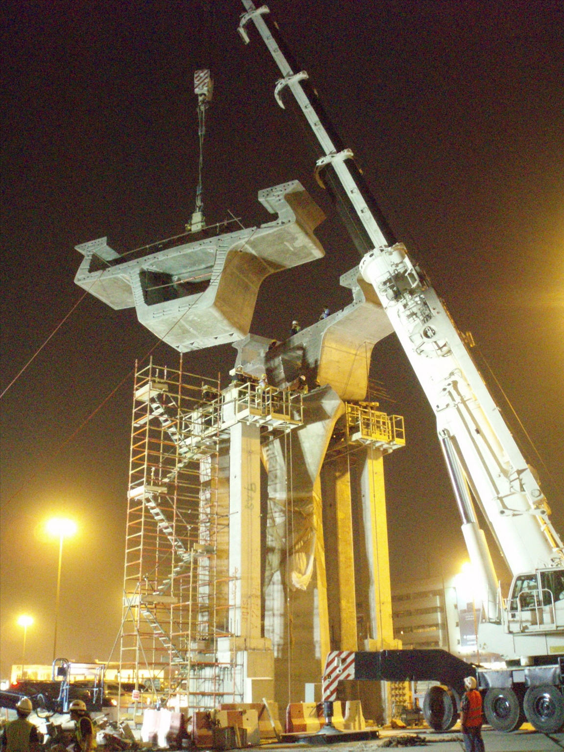 Lifting the Pier-Table Segment with 500ton Mobile Crane 'Balanced Cantilever Dubai Metro Project' UAE klick to enlarge