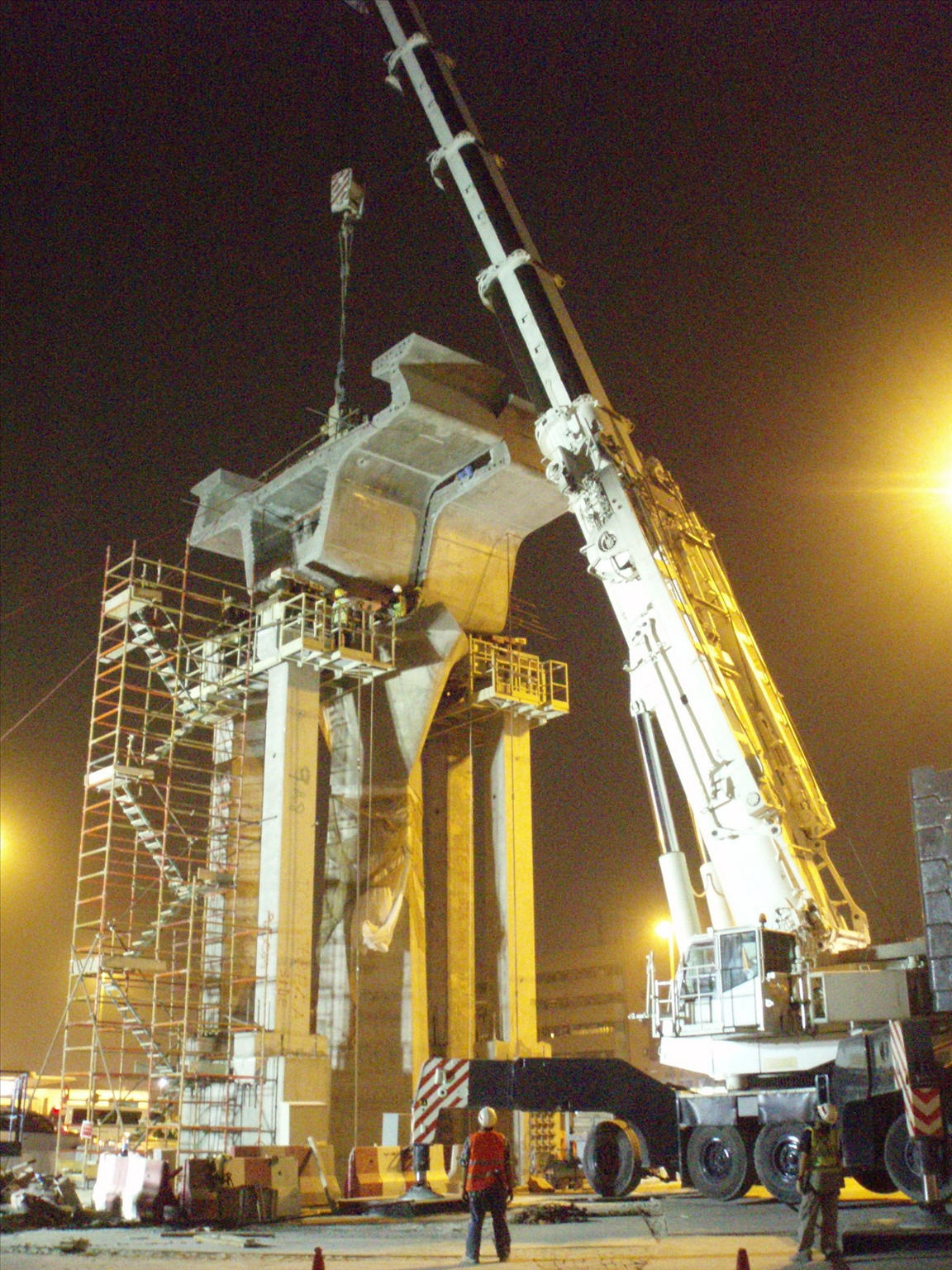 Lifting the Pier-Table Segment with 500ton Mobile Crane 'Balanced Cantilever Dubai Metro Project' UAE klick to enlarge