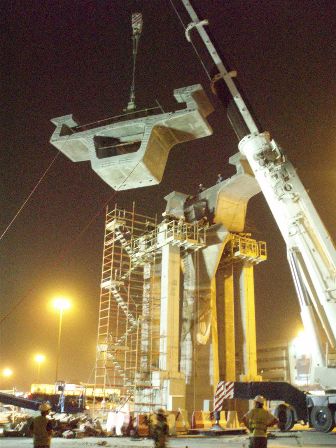 Lifting the Pier-Table Segment with 500ton Mobile Crane 'Balanced Cantilever Dubai Metro Project' UAE klick to enlarge